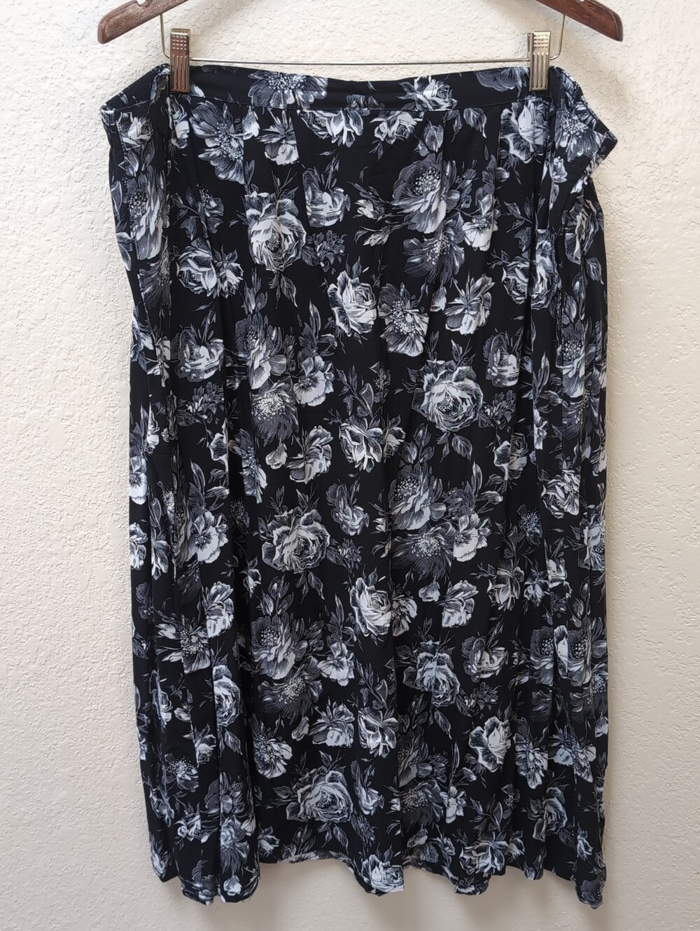 Vintage Sag Harbor Black Midi Skirt With White Floral Pattern. Size 3XL
